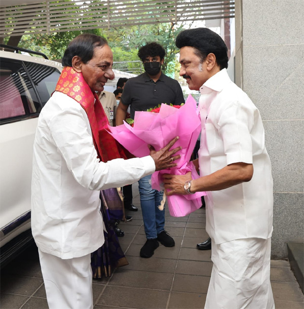 cm-kcr-meets-tamilnadu-cm-stalin-5.jpg
