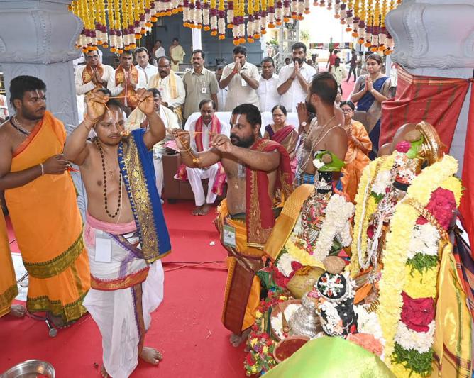 cm-kcr-participates-sri-venkateswara-swamy-brahmmostavam-timmapur-2.jpg