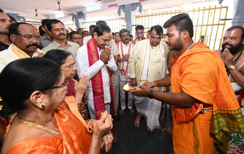 cm-kcr-participates-sri-venkateswara-swamy-brahmmostavam-timmapur-4.jpg