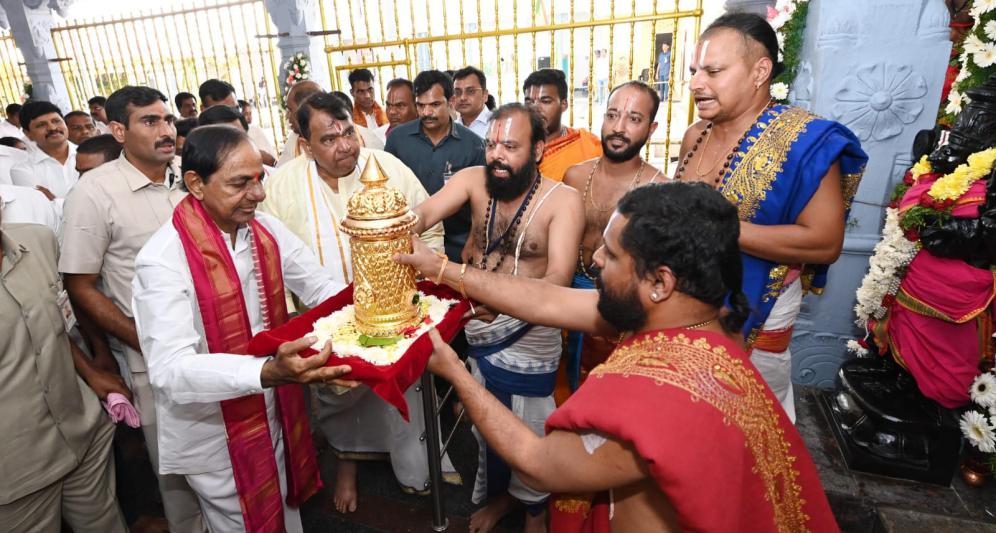 cm-kcr-participates-sri-venkateswara-swamy-brahmmostavam-timmapur-5.jpg