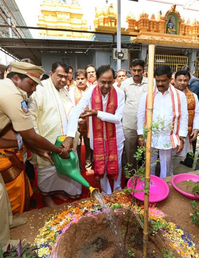 cm-kcr-participates-sri-venkateswara-swamy-brahmmostavam-timmapur-6.jpg
