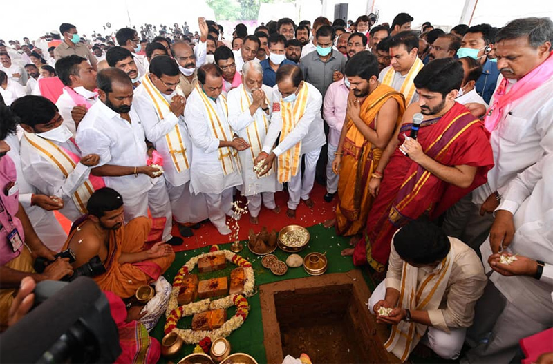cm-kcr-perform-bhoomi-pooja-in-delhi-4.jpg