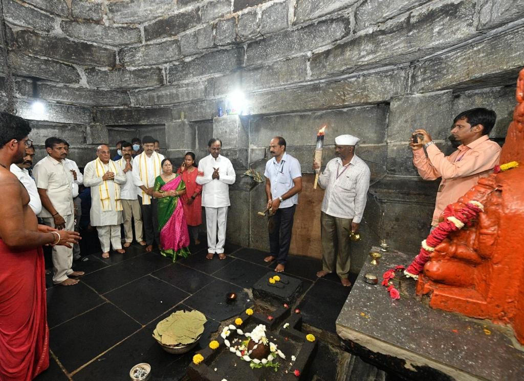 CM KCR Performs Puja at Kolhapur Temple