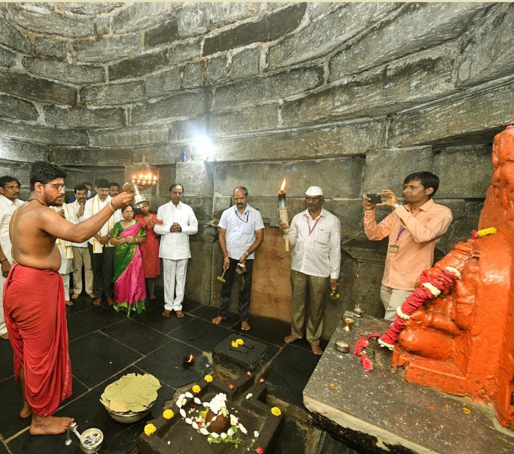 cm-kcr-performs-puja-at-kolhapur-temple-2.jpg