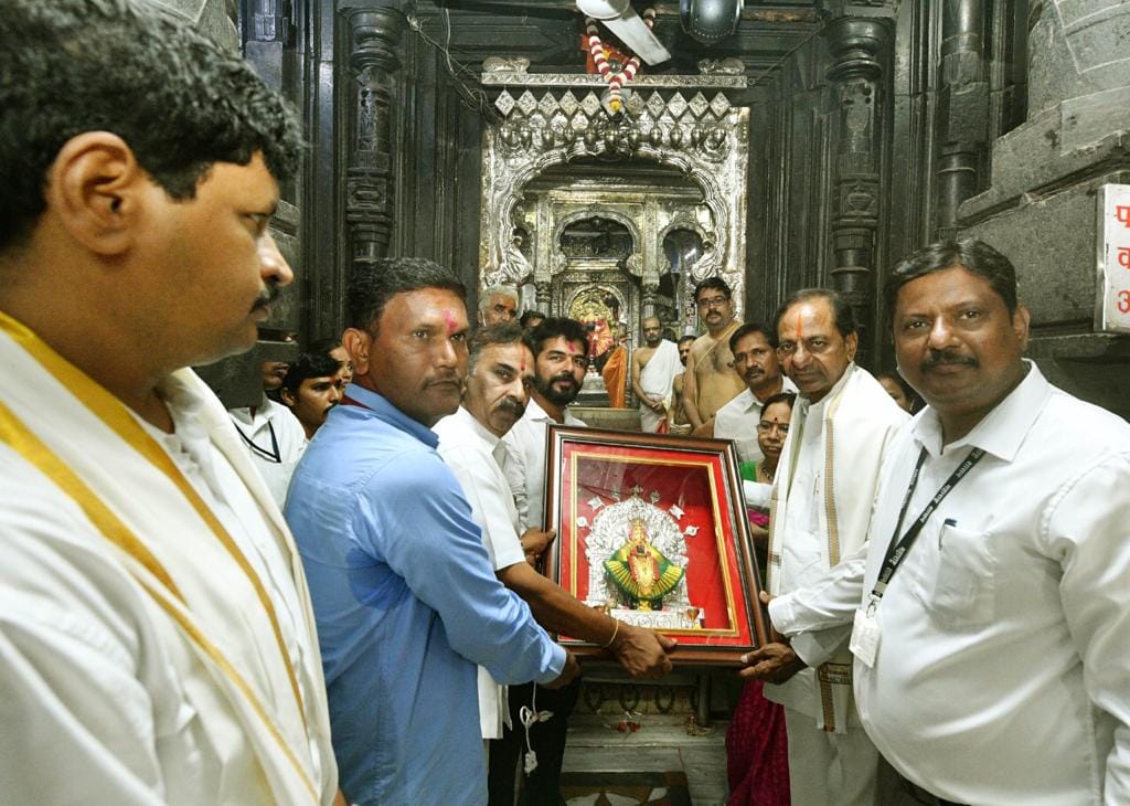 cm-kcr-performs-puja-at-kolhapur-temple-3.jpg