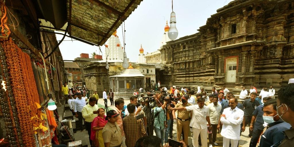 cm-kcr-performs-puja-at-kolhapur-temple-4.jpg