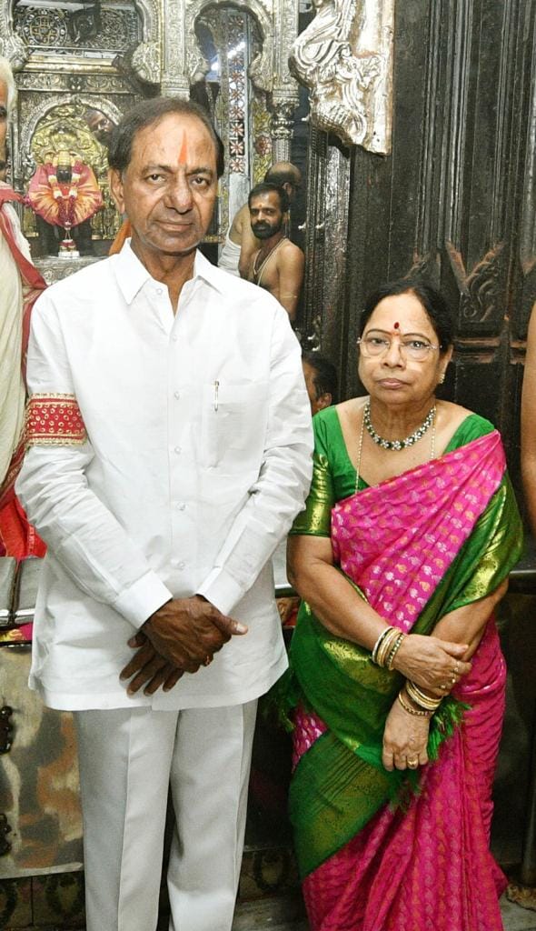 cm-kcr-performs-puja-at-kolhapur-temple-6.jpg