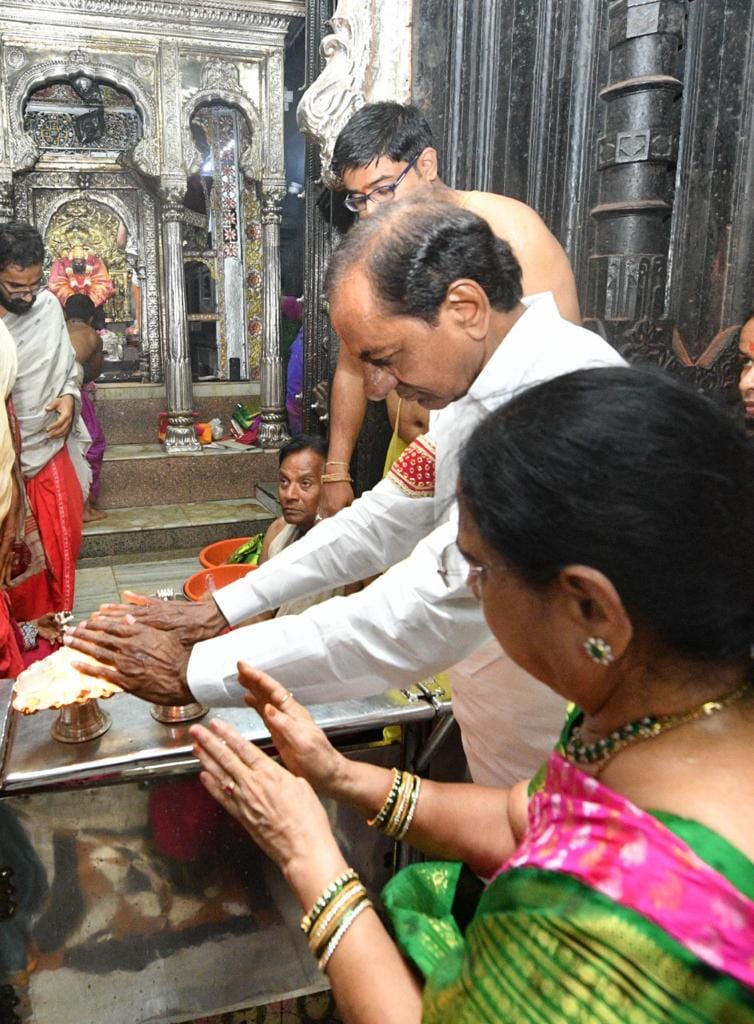 cm-kcr-performs-puja-at-kolhapur-temple-7.jpg