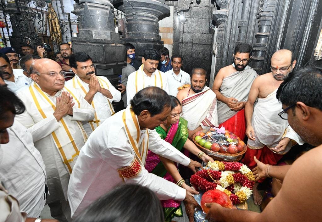 cm-kcr-performs-puja-at-kolhapur-temple-9.jpg