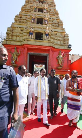 cm-kcr-visits-kondagattu-sri-anjaneya-swamy-temple-2.jpg