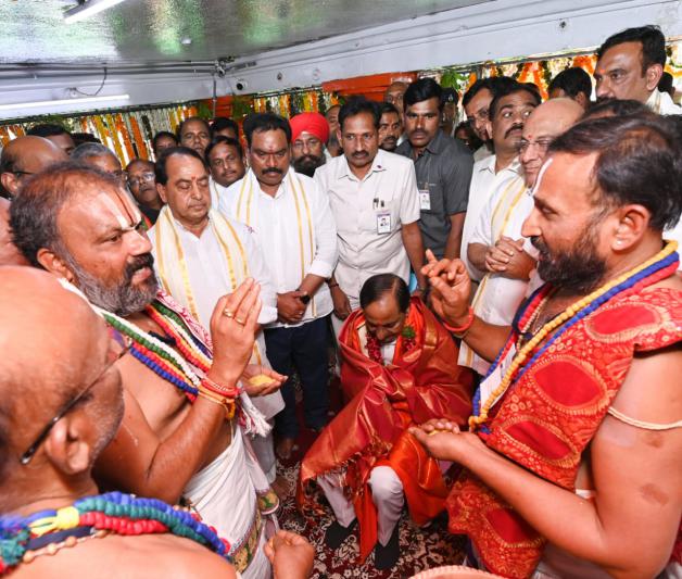 cm-kcr-visits-kondagattu-sri-anjaneya-swamy-temple-3.jpg