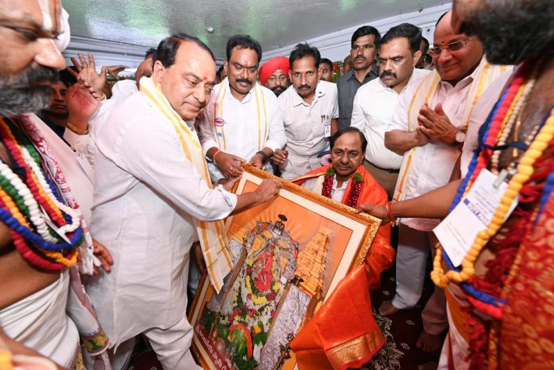cm-kcr-visits-kondagattu-sri-anjaneya-swamy-temple-4.jpg