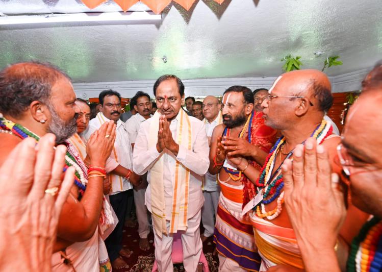 cm-kcr-visits-kondagattu-sri-anjaneya-swamy-temple-5.jpg