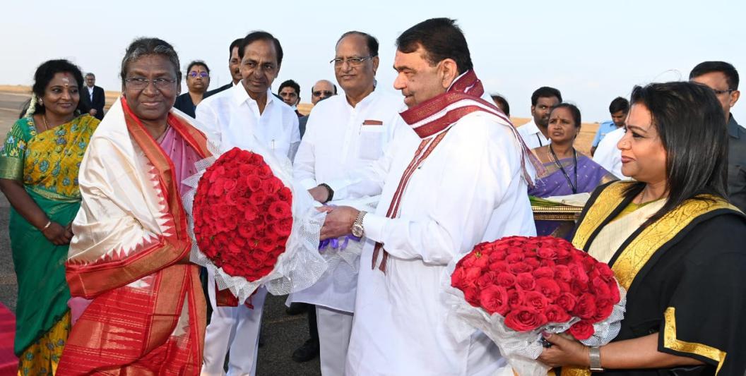 cm-kcr-welcomes-to-president-draupadi-murmu-2.jpg