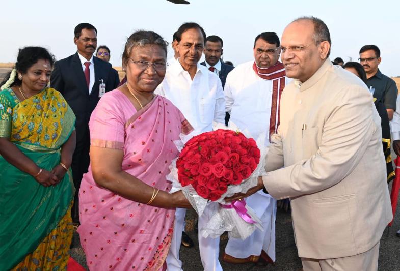 cm-kcr-welcomes-to-president-draupadi-murmu-3.jpg