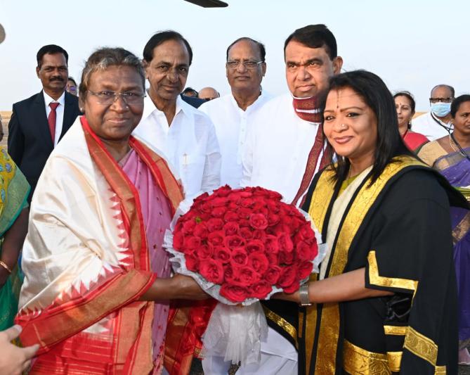 cm-kcr-welcomes-to-president-draupadi-murmu-4.jpg
