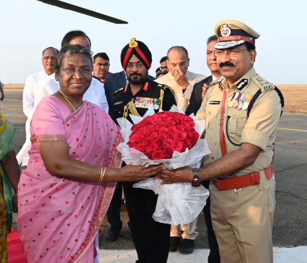 cm-kcr-welcomes-to-president-draupadi-murmu-5.jpg
