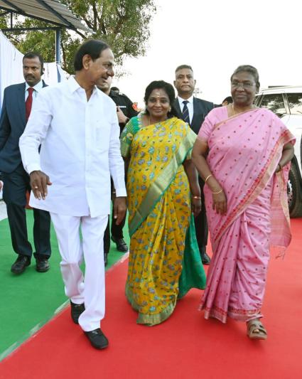 cm-kcr-welcomes-to-president-draupadi-murmu-6.jpg