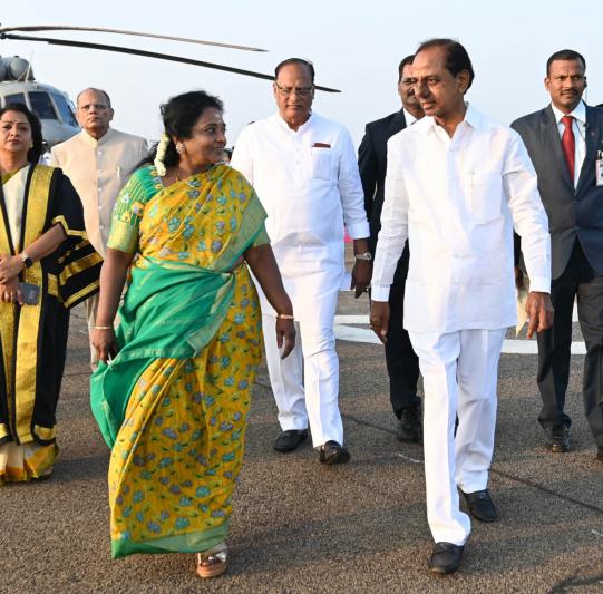 cm-kcr-welcomes-to-president-draupadi-murmu-7.jpg