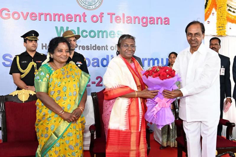 cm-kcr-welcomes-to-president-draupadi-murmu-8.jpg