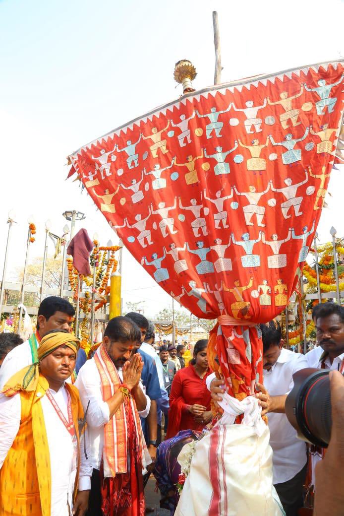 cm-revanth-reddy-visits-medaram-jatara-2.jpg