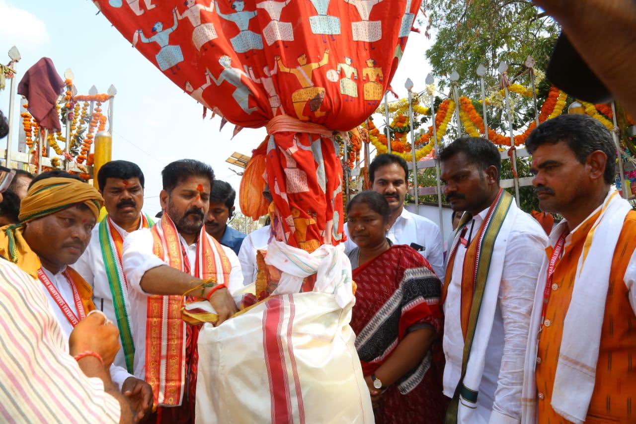 cm-revanth-reddy-visits-medaram-jatara-3.jpg