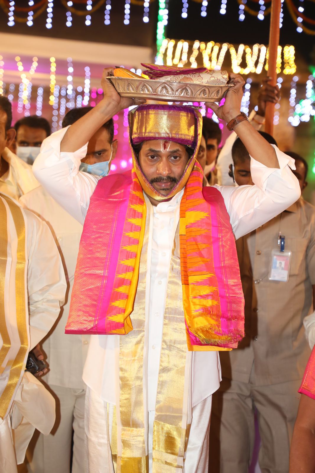 cm-ys-jagan-presents-pattu-vastrams-at-vontimitta-temple-2.jpg