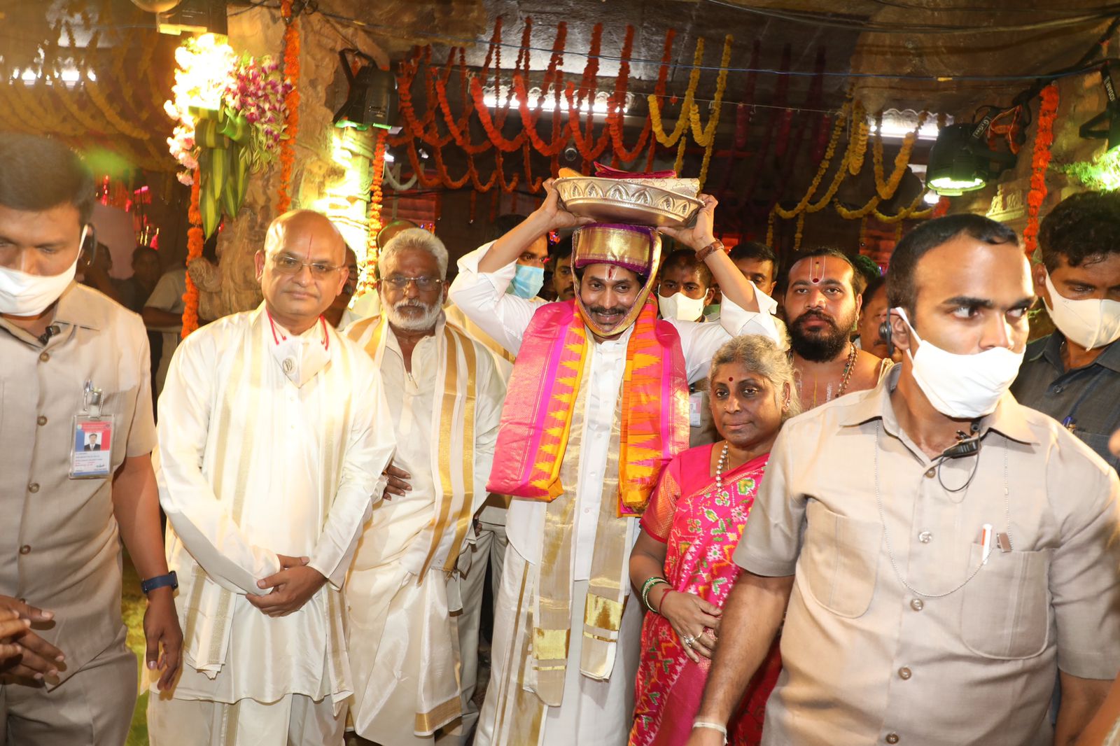 cm-ys-jagan-presents-pattu-vastrams-at-vontimitta-temple-3.jpg