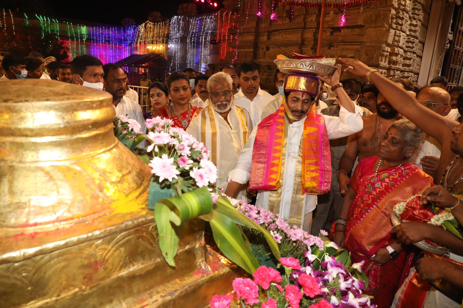 cm-ys-jagan-presents-pattu-vastrams-at-vontimitta-temple-6.jpg