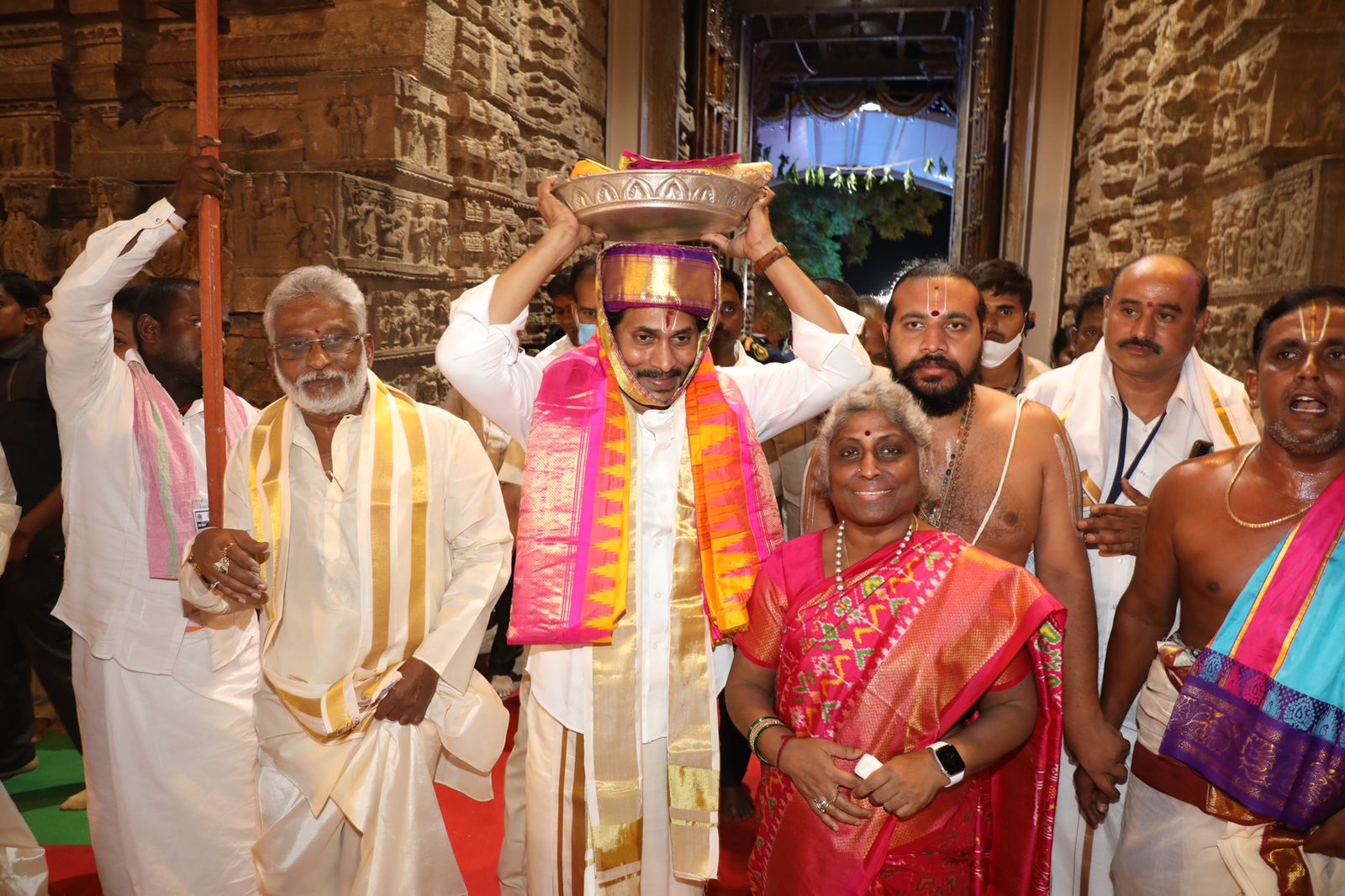 cm-ys-jagan-presents-pattu-vastrams-at-vontimitta-temple-7.jpg