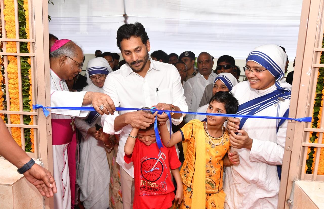 cm-ys-jagana-couples-visited-nirmal-hriday-bhavan-2.jpg