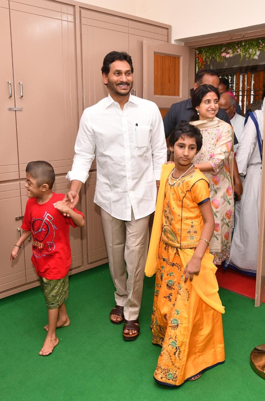 cm-ys-jagana-couples-visited-nirmal-hriday-bhavan-3.jpg