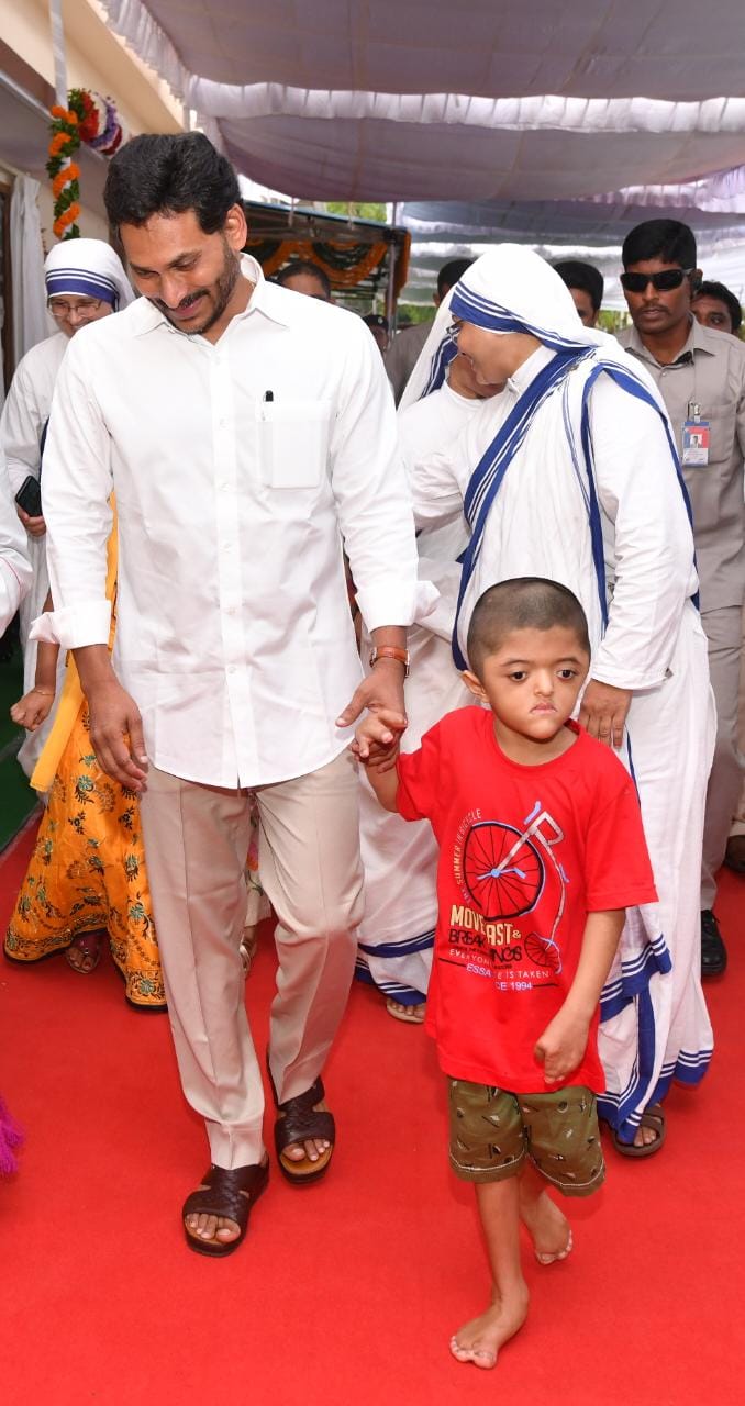 cm-ys-jagana-couples-visited-nirmal-hriday-bhavan-4.jpg