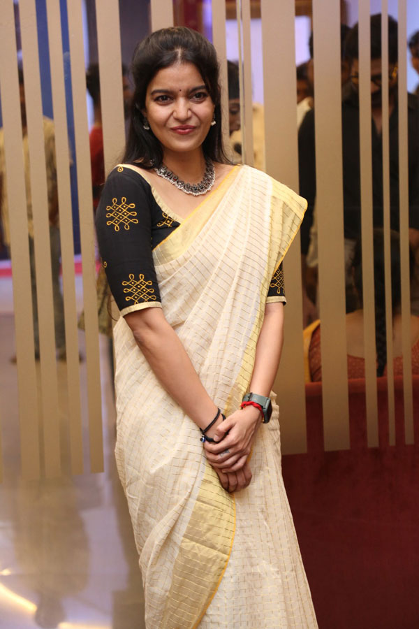 colors-swathi-stills-2-10.jpg