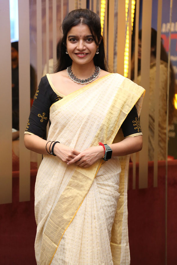colors-swathi-stills-2-7.jpg
