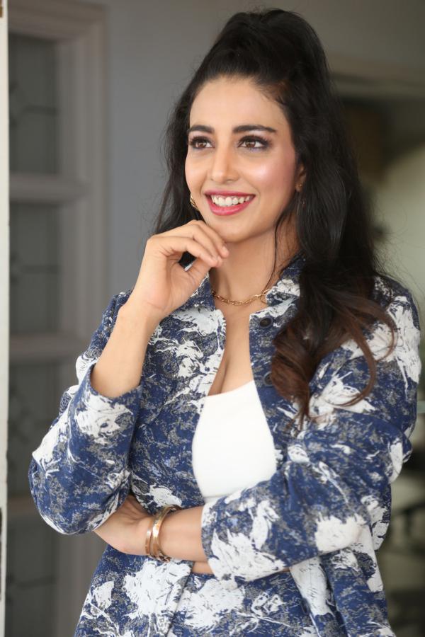 daksha-nagarkar-stills-4-11.jpg