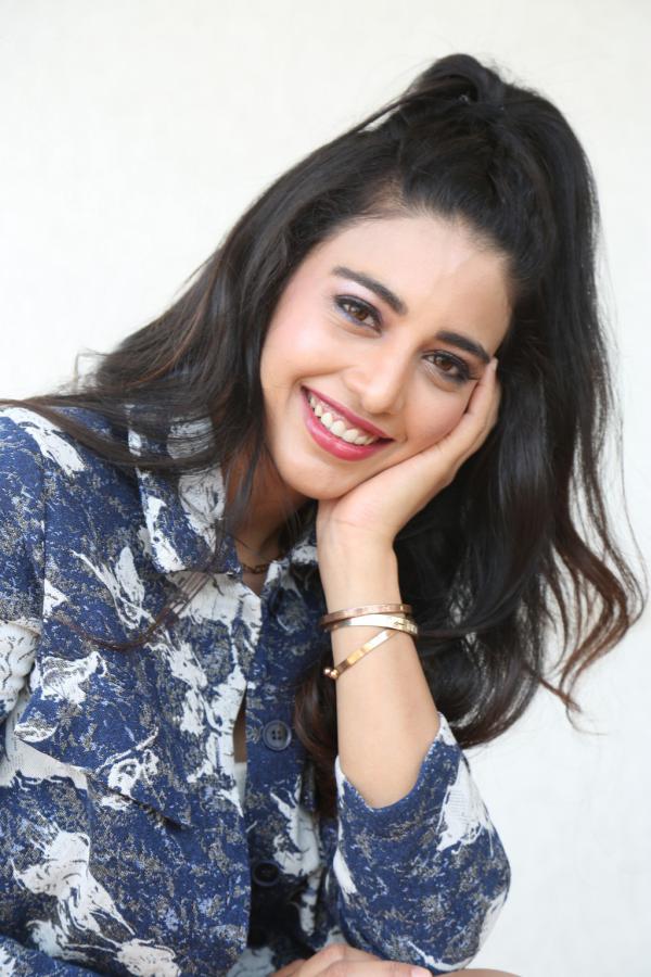 daksha-nagarkar-stills-4-2.jpg