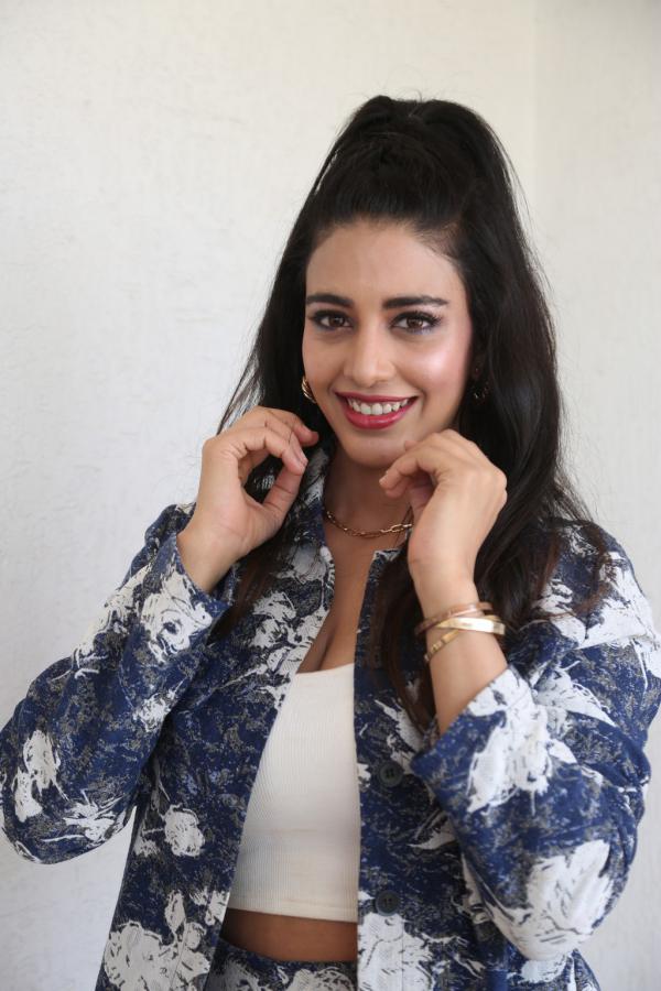 daksha-nagarkar-stills-4-5.jpg