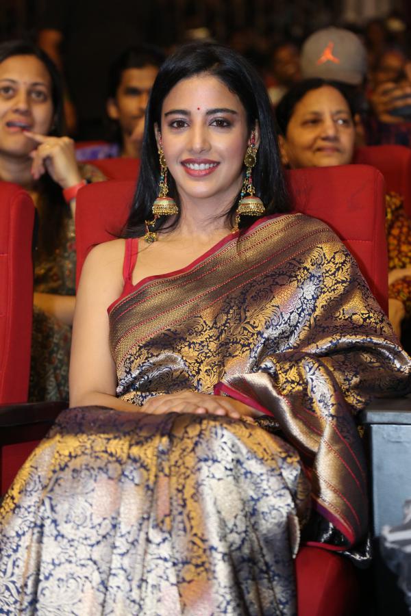daksha-nagarkar-stills-5-2.jpg