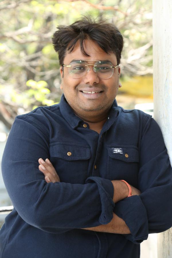 director-sashidhar-chavali-photos-mr-king-interview-4.jpg