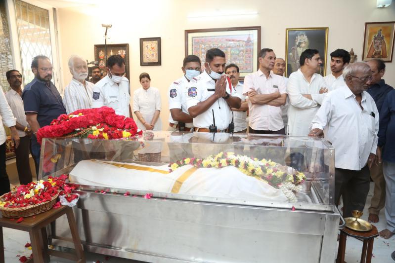 director-vishwanath-last-rites-14.jpg
