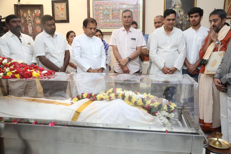 director-vishwanath-last-rites-15.jpg