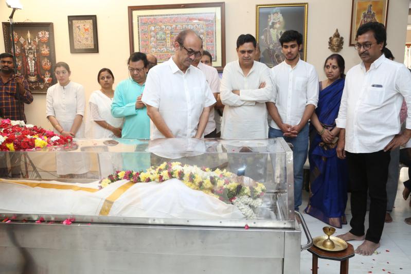 director-vishwanath-last-rites-17.jpg