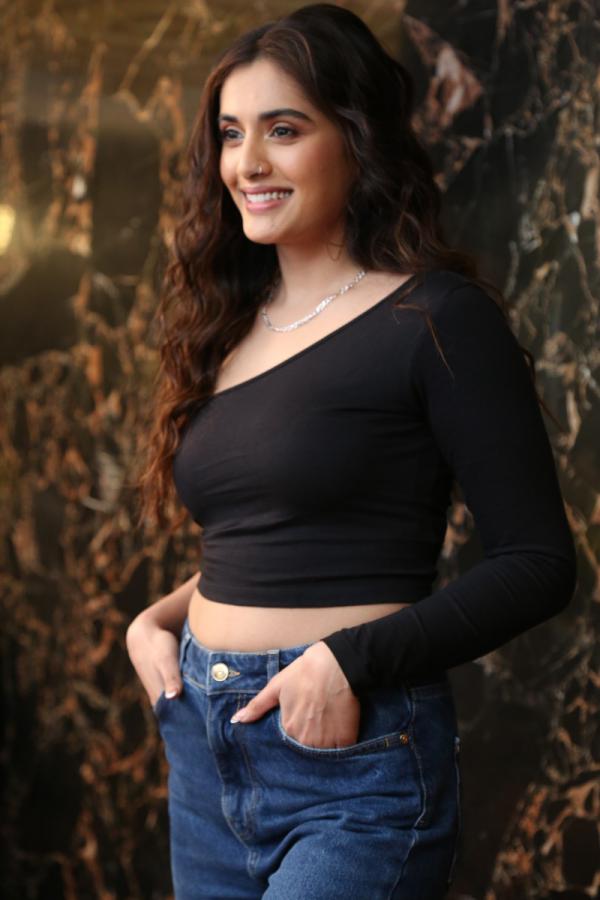 divyansha-kaushik-stills-2-11.jpg