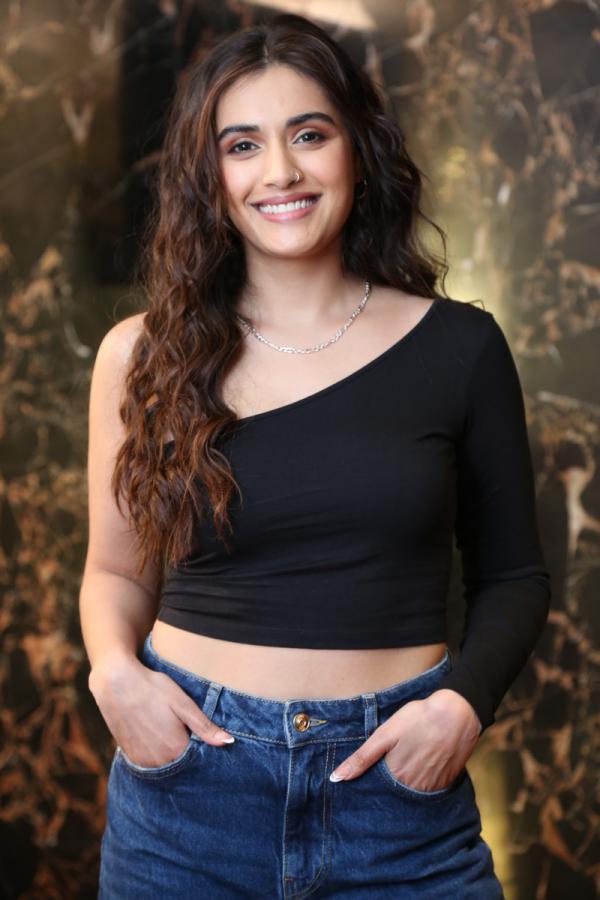 divyansha-kaushik-stills-2-12.jpg