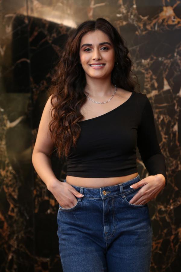 divyansha-kaushik-stills-2-13.jpg