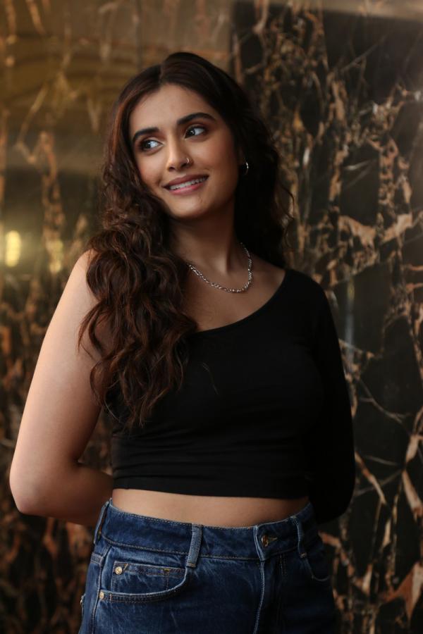 divyansha-kaushik-stills-2-2.jpg