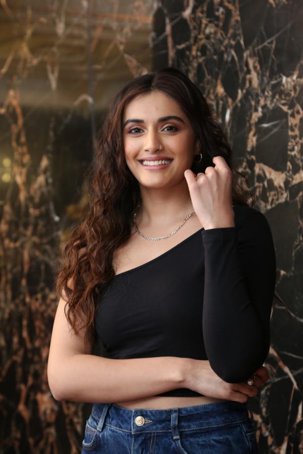 divyansha-kaushik-stills-2-3.jpg
