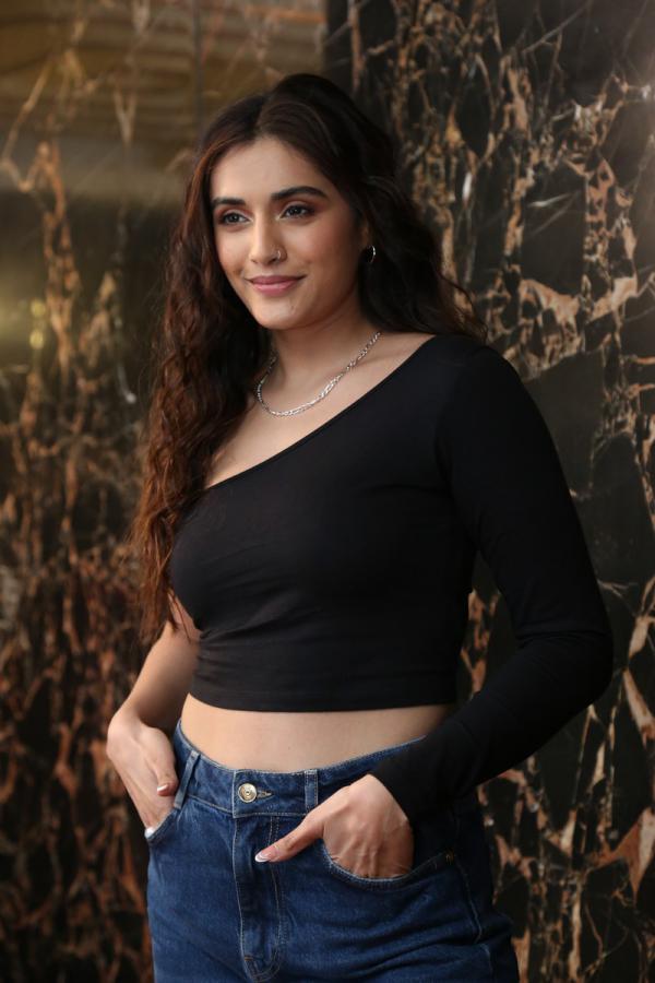 divyansha-kaushik-stills-2-4.jpg
