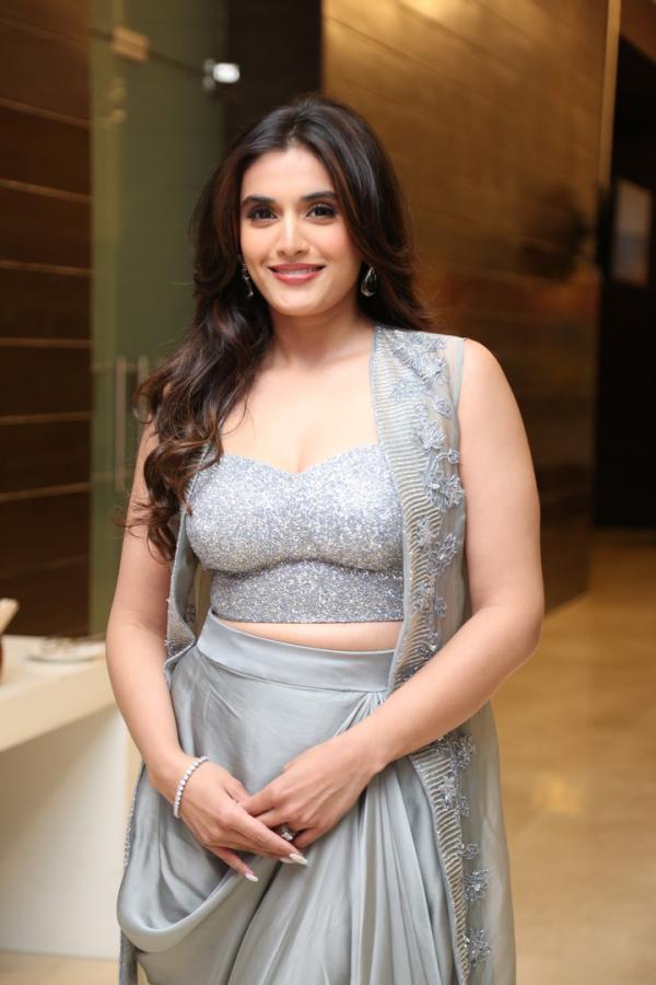 divyansha-kaushik-stills-4-10.jpg